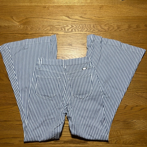 Women’s KanCan Blue and White Striped Bell Bottom Jeans Size 5/26 - Picture 4 of 5